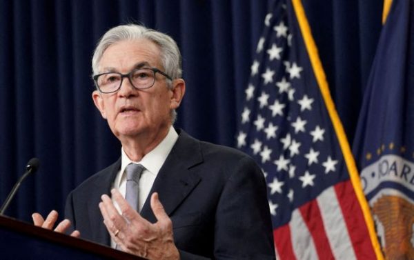 Fed: «Στον πάγο» για έβδομη συνεδρίαση το κόστος δανεισμού – Σήμα για μια μείωση