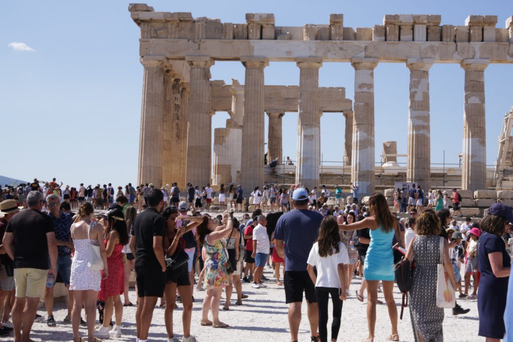 Τουρισμός: Αύξηση εσόδων, κάμψη της δαπάνης