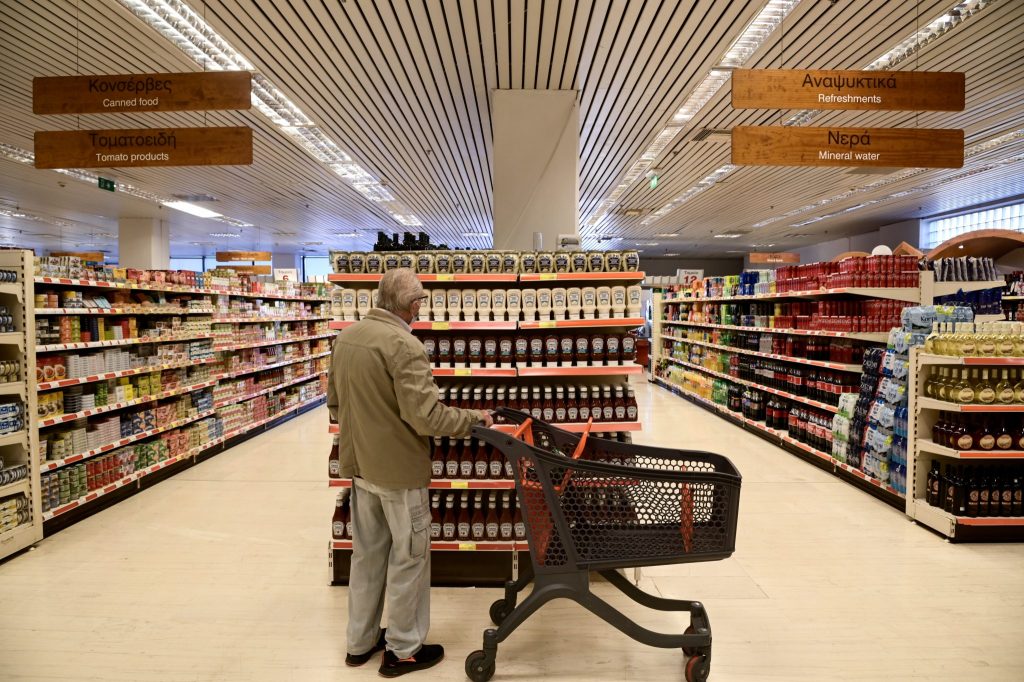 Union: Greek Households’ Situation Worsens; Cuts in Essential Goods