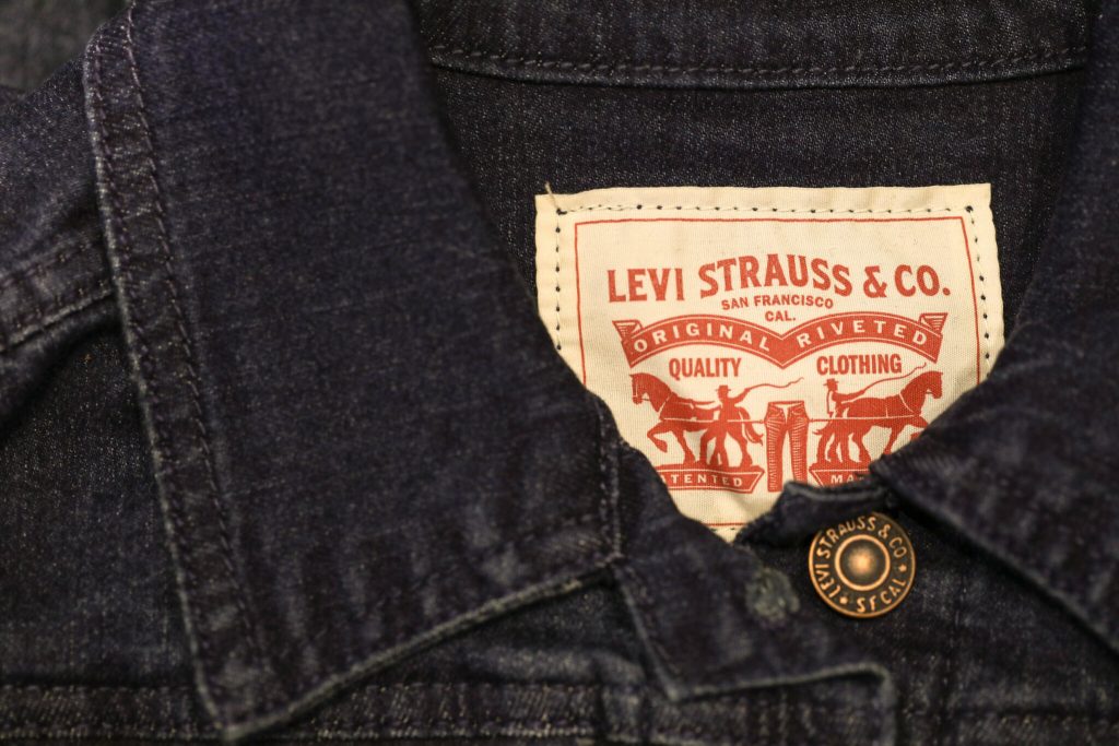 Levi’s: Οι αδύναμες προβλέψεις για το 2024 την «υποχρεώνουν» σε απολύσεις