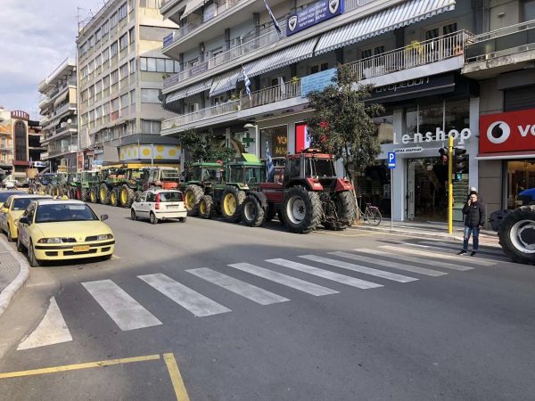 Κινητοποιήσεις: Επί ποδός οι αγρότες – «Μπλόκα» και τρακτέρ σε πλατείες και πόλεις