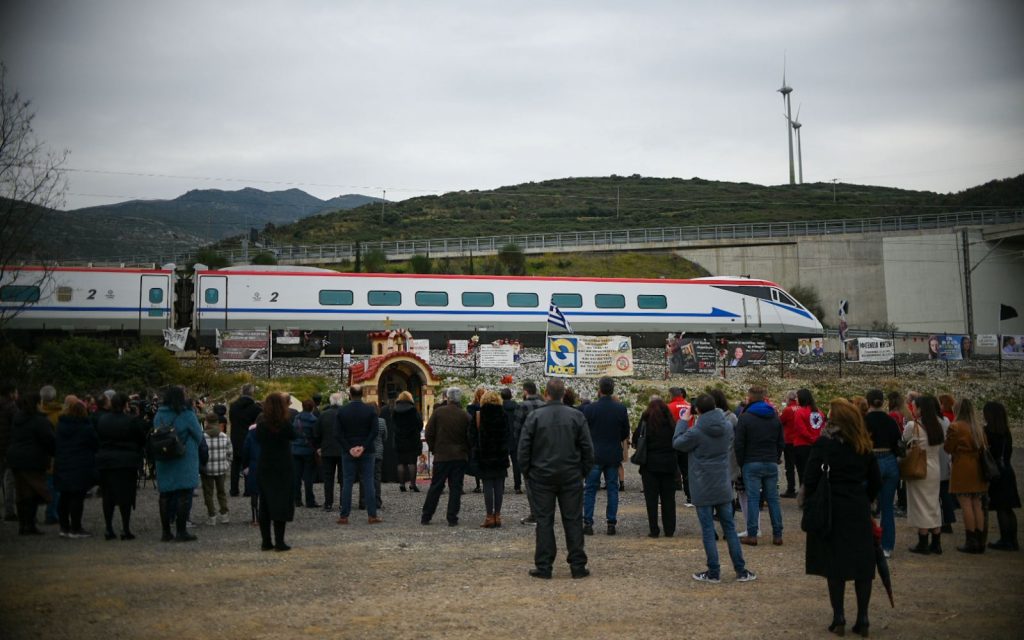 Τέμπη: Αβάσταχτος ο πόνος των συγγενών στο μνημόσυνο