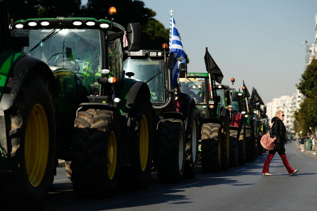 Αγρότες: Δεν «σπάνε» τα μπλόκα, φέρνει μέτρα ο Μητσοτάκης – Ανακοινώσεις στη Βουλή για το ρεύμα