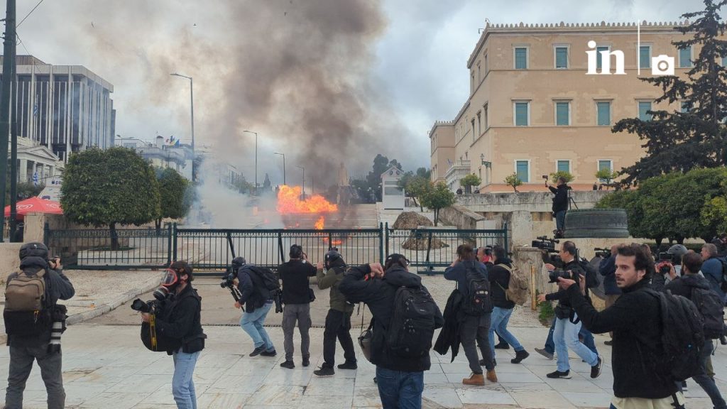 Τέμπη: Επεισόδια με μολότοφ έξω από τη Βουλή