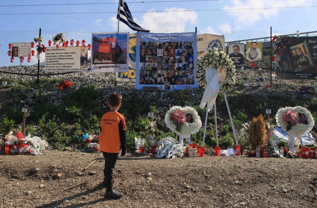 Πυρ ομαδόν κατά της κυβέρνησης για τους χειρισμούς στο έγκλημα των Τεμπών –  Την Τρίτη η κατάθεση της πρότασης μομφής