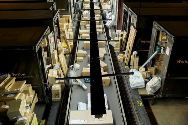 UPS – Amazon: «Διαζύγιο» προ των πυλών – Τι τάραξε τη συνεργασία τους