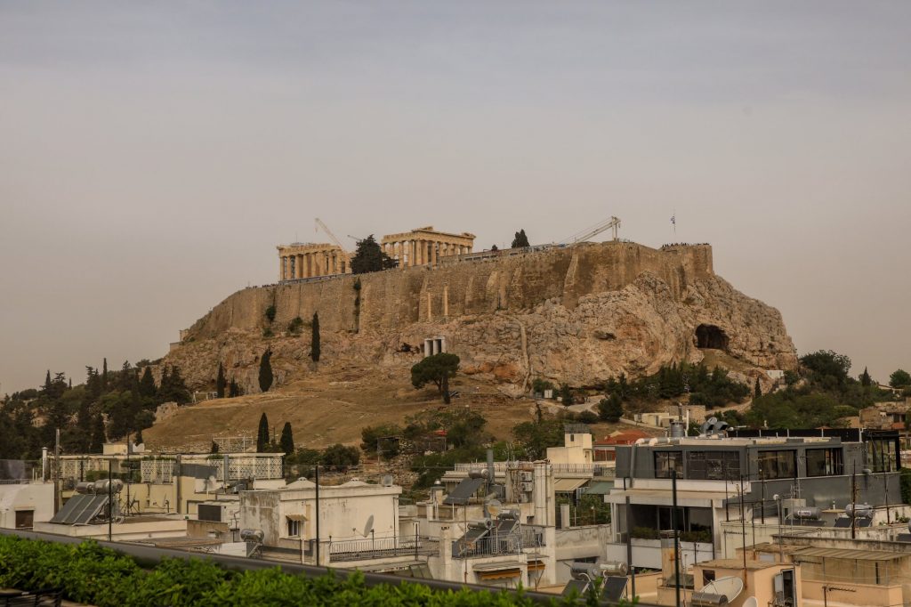 Καιρός σήμερα: Υποχωρεί η αφρικανική σκόνη