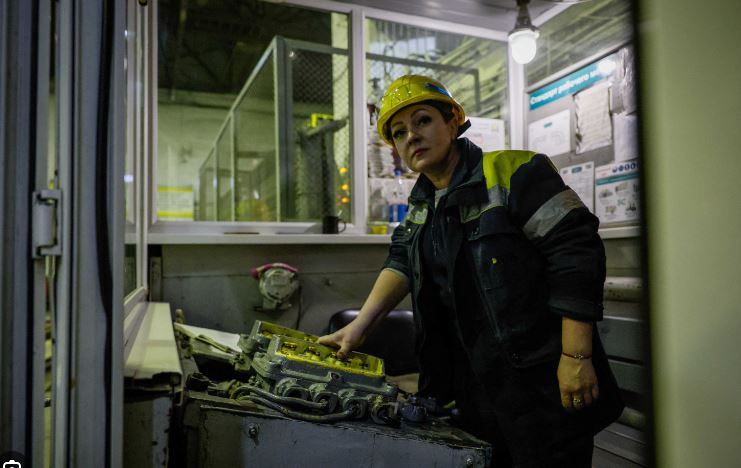 Ουκρανία: Ο πόλεμος στερεί άντρες από το εργατικό δυναμικό – Περιζήτητες οι γυναίκες από τα εργοστάσια