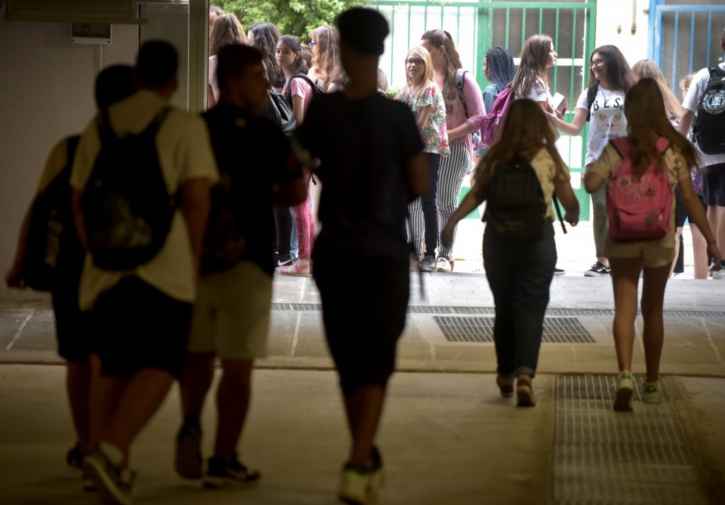 Πότε χτυπάει το τελευταίο κουδούνι στα σχολεία – Τι ισχύει για τις εξετάσεις