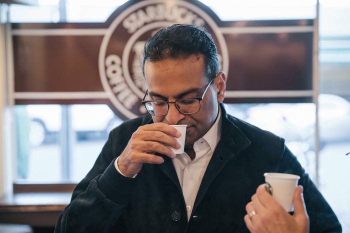 Starbucks: «Πικρός» καφές για τον CEO – Η πτώση των πωλήσεων και τα πλήγματα στην Κίνα