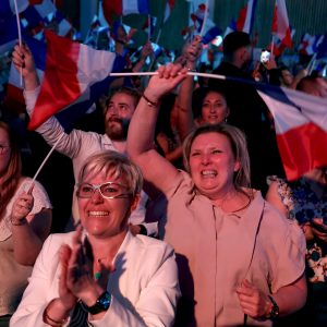 Γαλλικές εκλογές: Φλερτάρει με την απόλυτη πλειοψηφία η Λεπέν στον β’ γύρο
