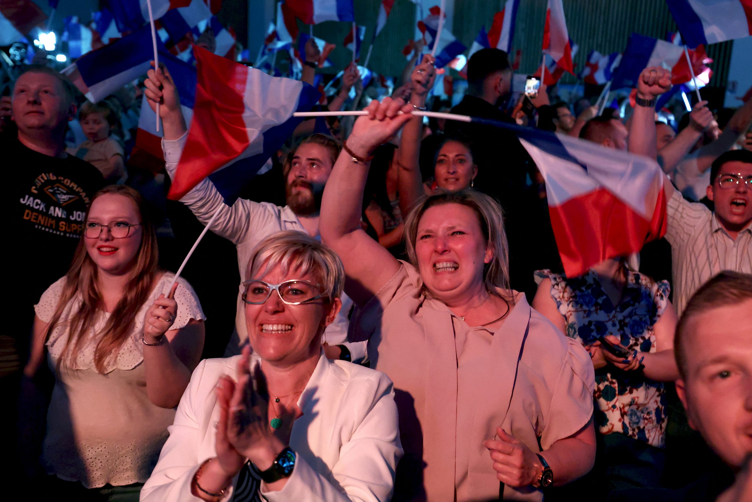 Γαλλικές εκλογές: Φλερτάρει με την απόλυτη πλειοψηφία η Λεπέν στον β’ γύρο