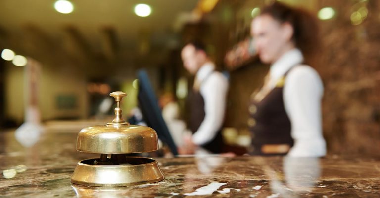 Ξενοδοχεία: Πρωτοφανής ποινική ρήτρα για εργαζόμενους – Όποιος φεύγει πληρώνει… τον ξενοδόχο