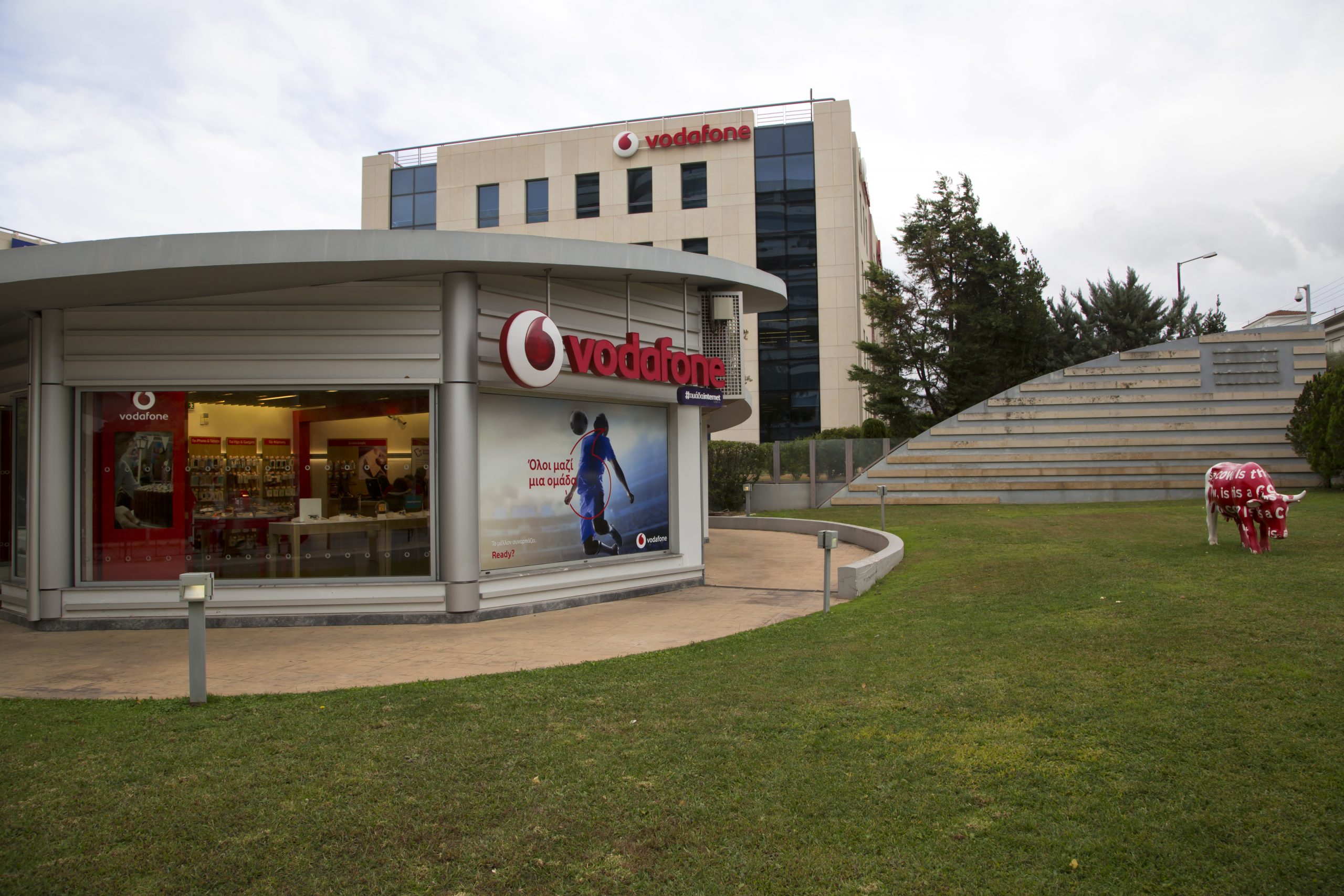 Vodafone: Επενδύσεις 1 δισ. ευρώ μέχρι το 2029 στην υποδομή οπτικών ινών