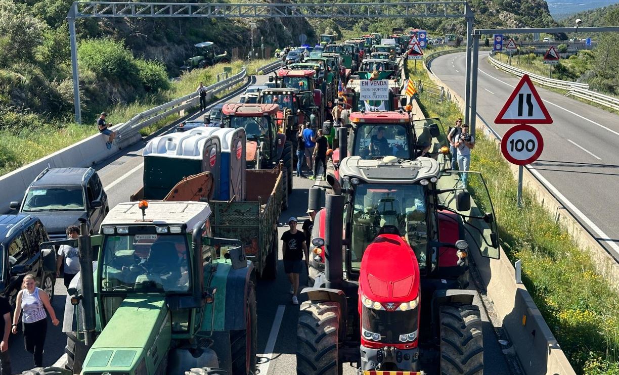 Ισπανία – Γαλλία: Διαμαρτυρία αγροτών στα σύνορα – Αντιδρούν στις φτηνές εισαγωγές τροφίμων