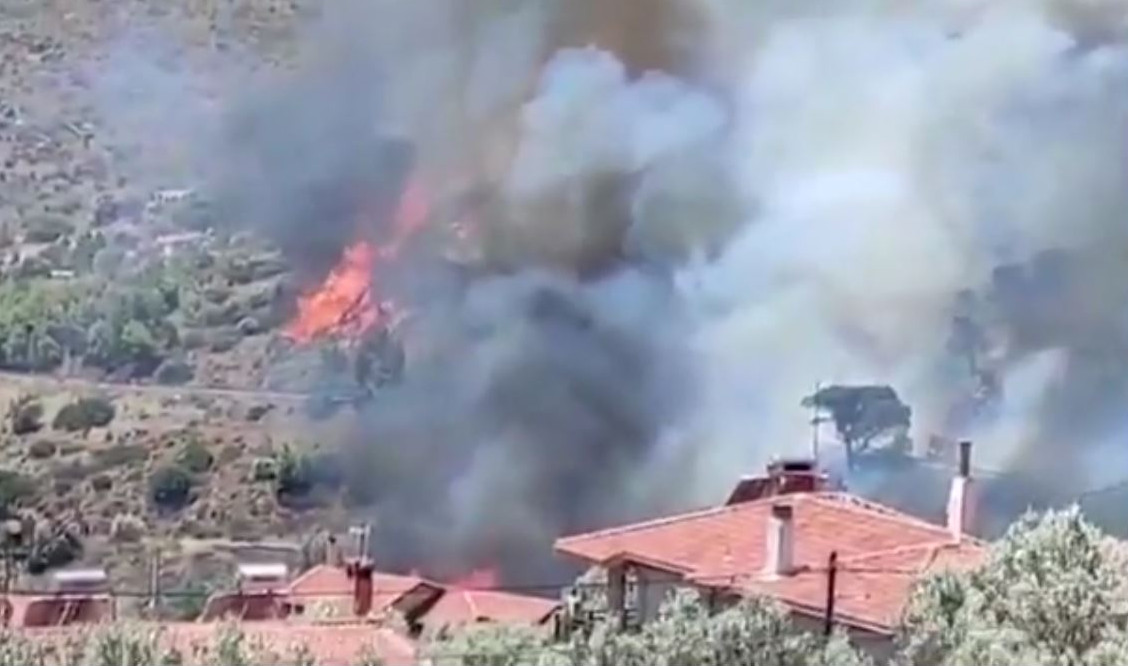 Φωτιά στην Κερατέα: Eκκενώθηκαν οι οικισμοί – Οι φλόγες στα πρώτα σπίτια