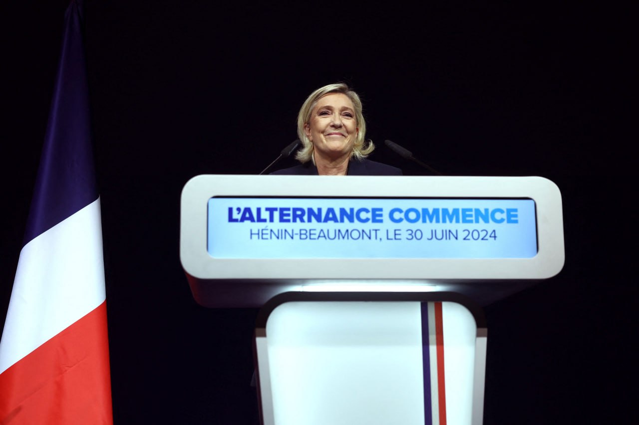 Η νίκη της ακροδεξιάς αφήνει τη Γαλλία εν μέσω σοκ και χάους