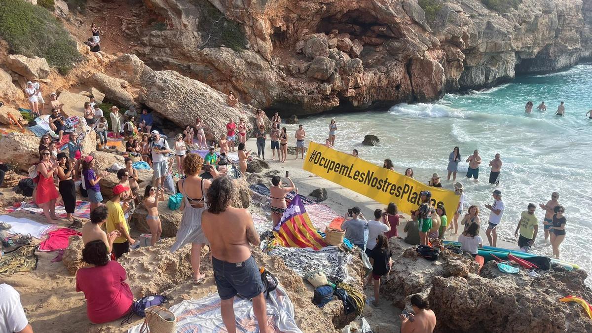 Μαγιόρκα: Οι ντόπιοι διώχνουν τους τουρίστες από τις παραλίες