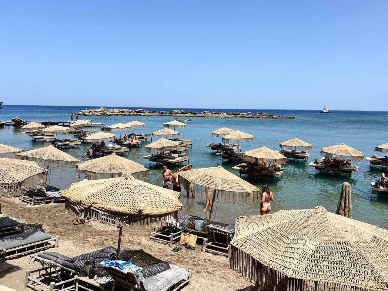 MyCoast: «Ξηλώνονται» αυθαίρετες κατασκευές στην παραλία Αγία Μαρίνα της Ρόδου