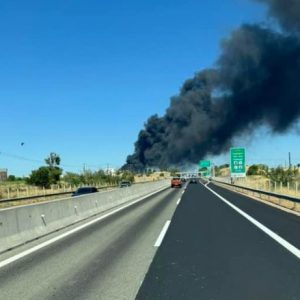 Φωτιά στη Ριτσώνα: «Δεν κινδυνεύει μέχρι στιγμής  το εργοστάσιο της Παπουτσάνης», λέει στον ΟΤ στέλεχος της εταιρείας
