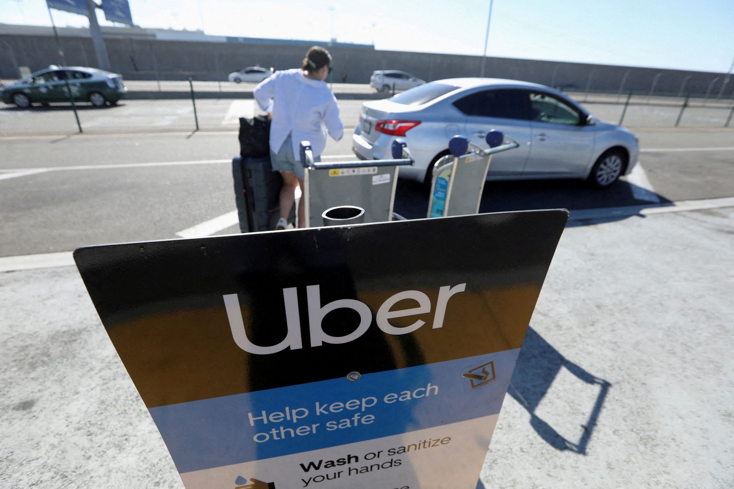 Uber: Πληρώνει 1000 δολάρια σε οδηγούς για να… παρκάρουν τα οχήματά τους