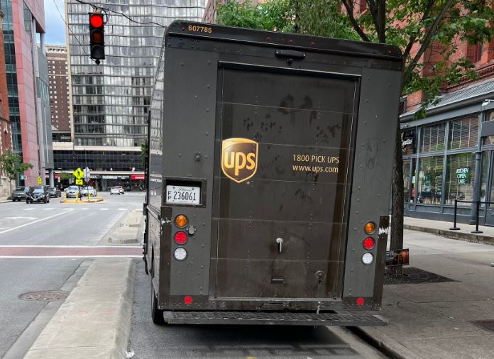 UPS: Υποσχέθηκε οχήματα με κλιματισμό αλλά δεν την τήρησε – Οργή από τους οδηγούς