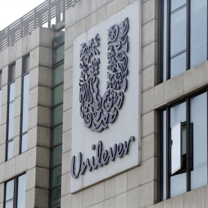Unilever: Δεν θα επηρεαστεί η τροφοδοσία στην Ελλάδα από τη νέα δομή – Τι λέει η εταιρεία στον ΟΤ