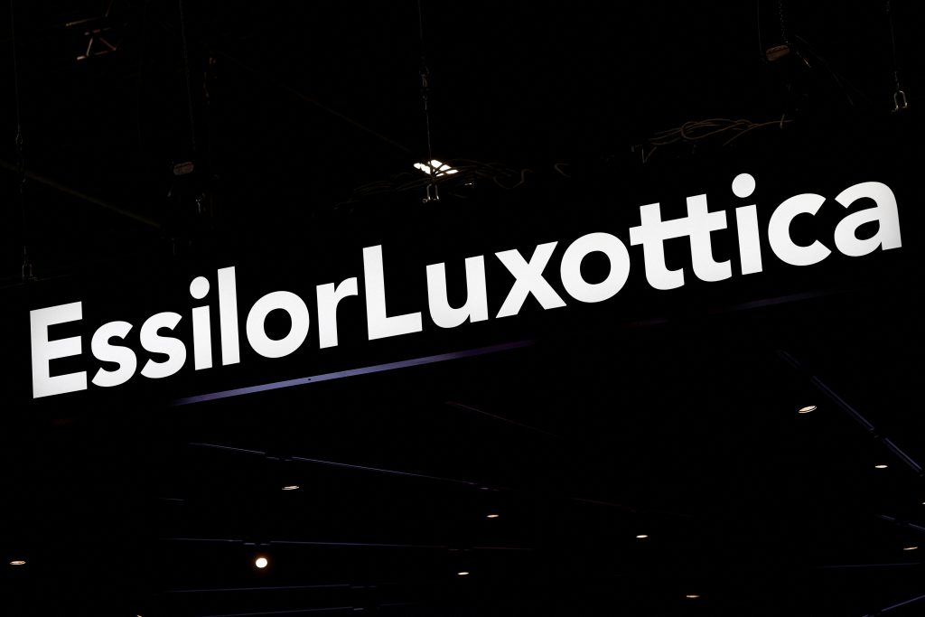 EssilorLuxottica: Με mega deal $1,5 δισ. μπαίνει στο streetwear εξαγοράζοντας την Supreme