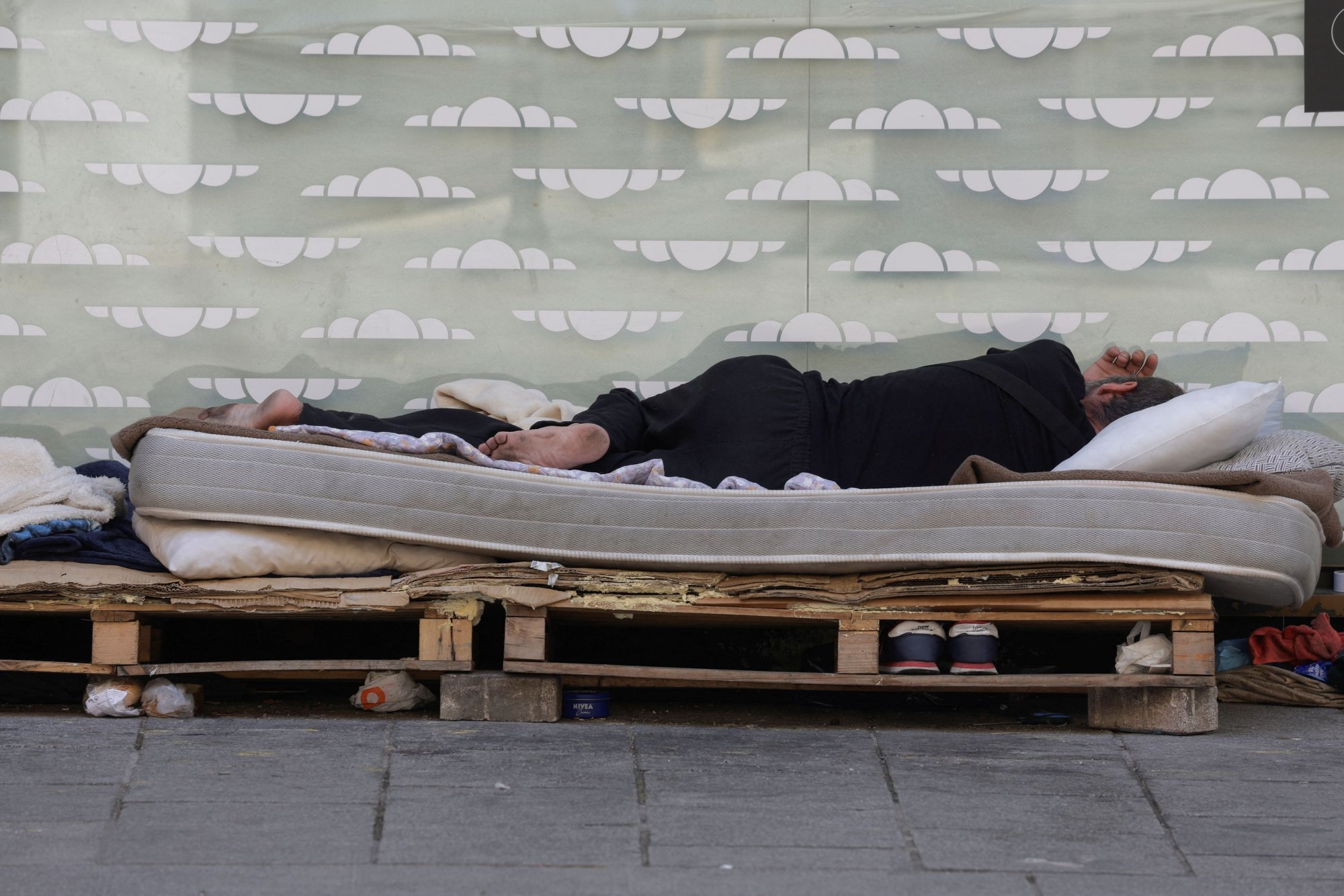 Airbnb: Στα ύψη τα ενοίκια στην Ισπανία – Αυξάνονται ραγδαία οι άστεγοι