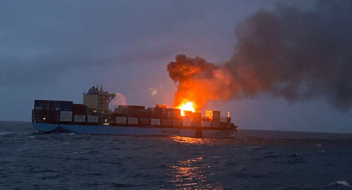 Maersk: Καίγεται για 3η μέρα πλοίο εμπορευματοκιβωτίων στον Ινδικό [εικόνες]