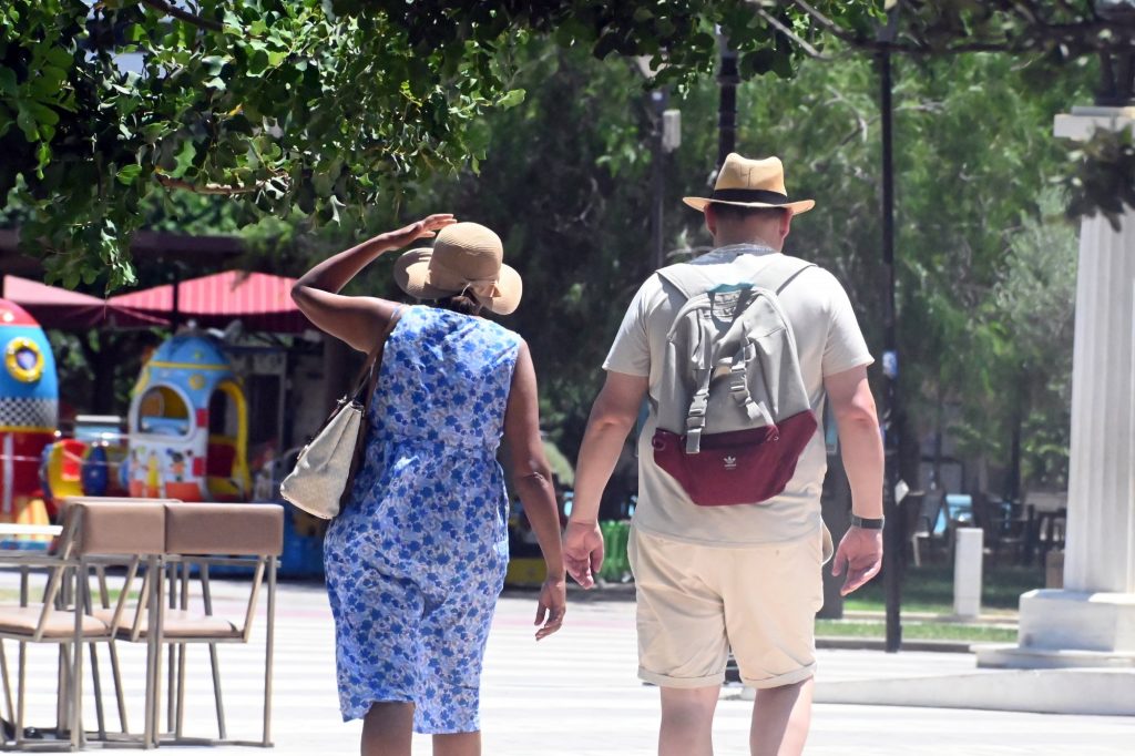 Καιρός: Οδηγίες… επιβίωσης από τον καύσωνα