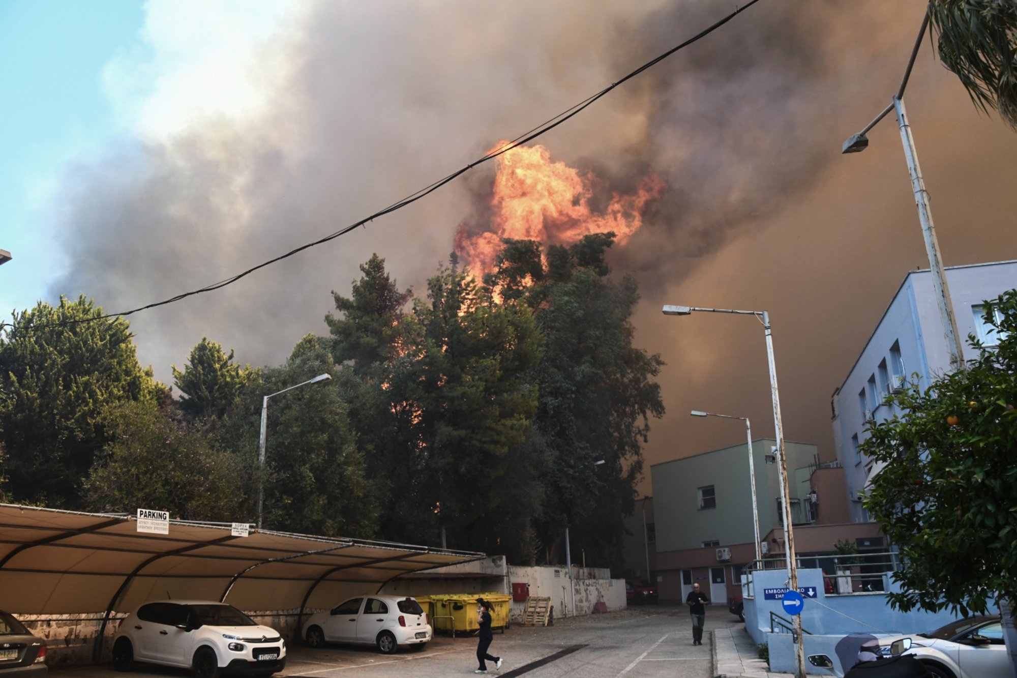 Φωτιά στην Πάτρα: Κάηκαν σπίτια και αυτοκίνητα – Κλειστό μέχρι νεοτέρας το Καραμανδάνειο