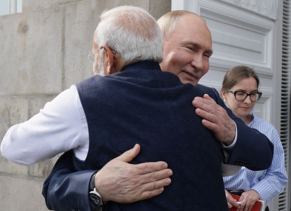 Αγκαλιές Πούτιν-Μόντι ως απάντηση στο πάρτι του ΝΑΤΟ