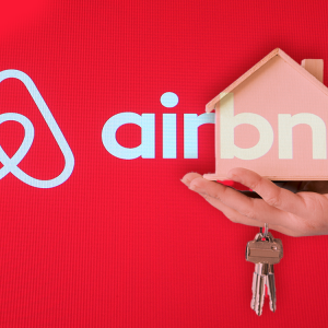 Airbnb: Στo ΣτΕ η απόφαση για την ακύρωση του τέλους επιτηδεύματος