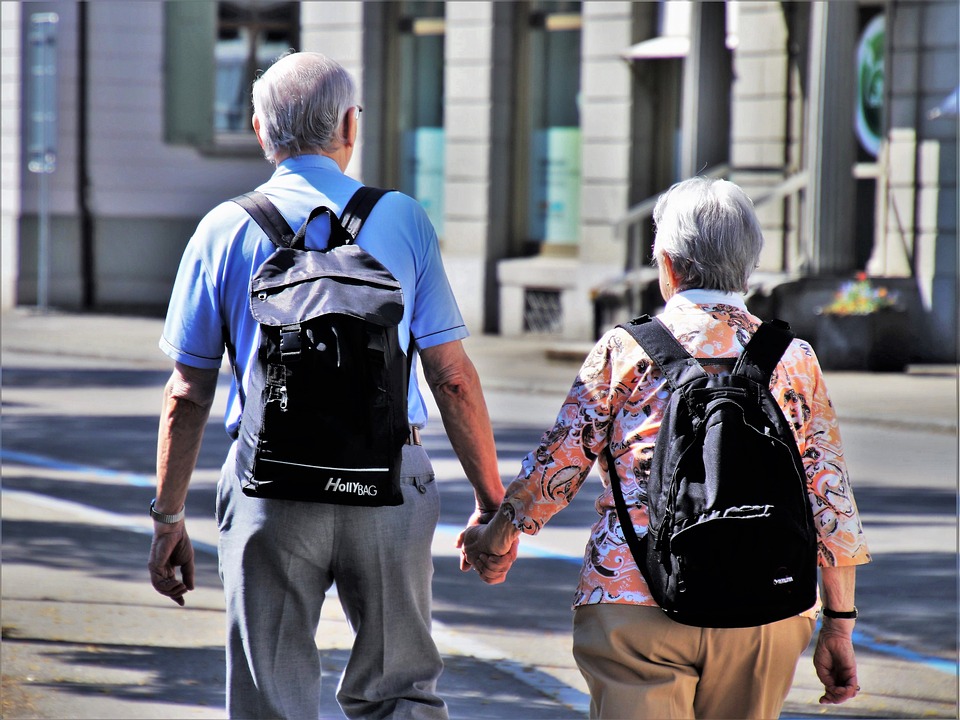 ΗΠΑ: Γιατί οι “Boomers” φεύγουν μαζικά για την Ευρώπη μετά τη σύνταξη