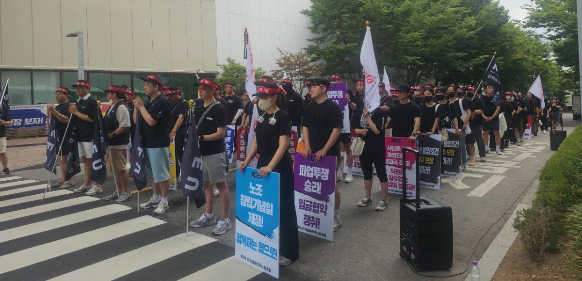 Απεργία στη Samsung: Σε διαπραγματεύσεις διοίκηση και απεργοί για τους μισθούς