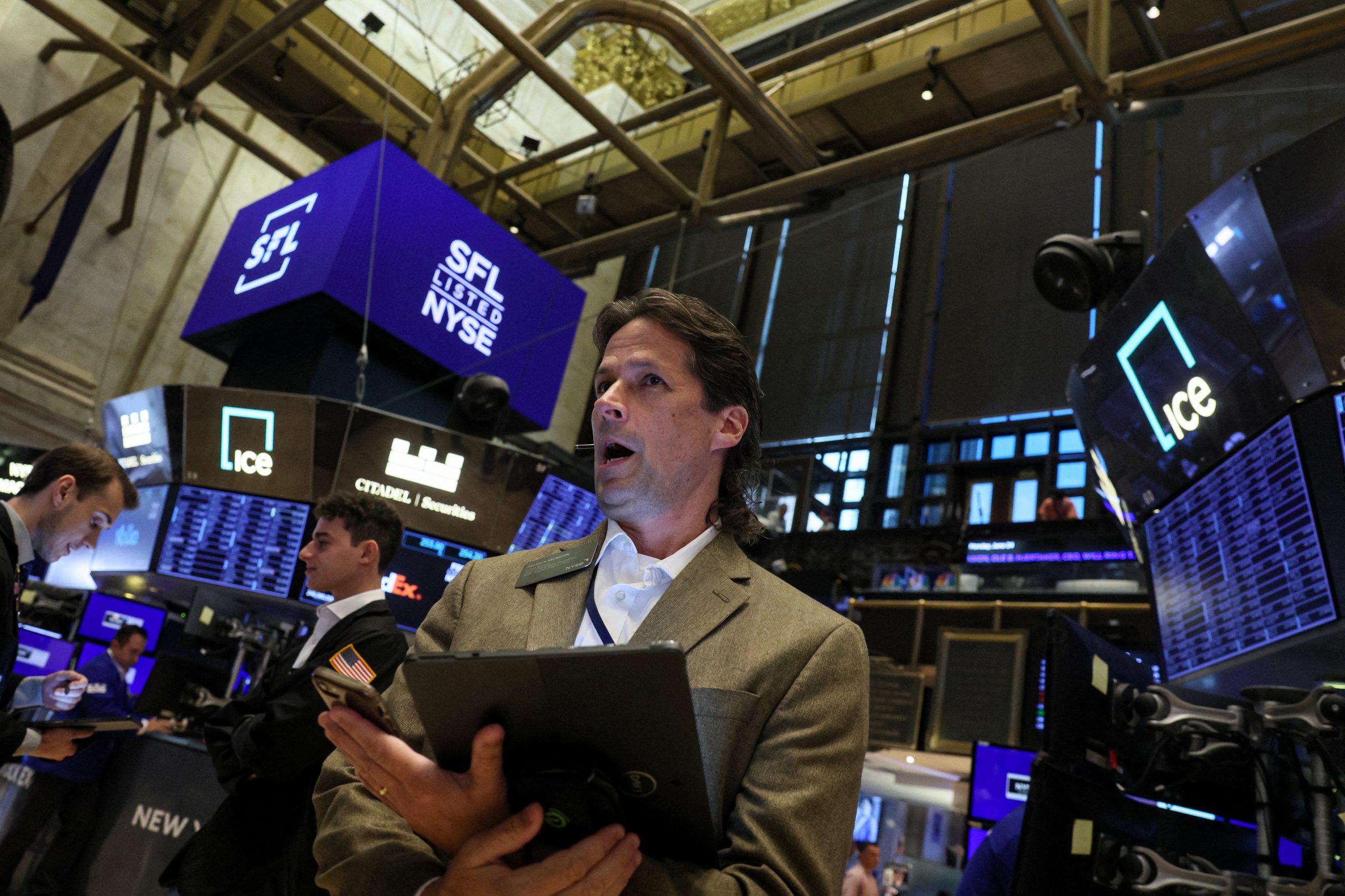 Wall Street: Βουτιά 2,8% για τον Nasdaq, η μεγάλη «φυγή» προς τον Dow Jones