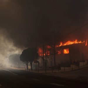 Νεκρή γυναίκα στο Πάτημα Χαλανδρίου – Eνεργές εστίες σε Πεντέλη και Μαραθώνα, καμένα σπίτια και επιχειρήσεις