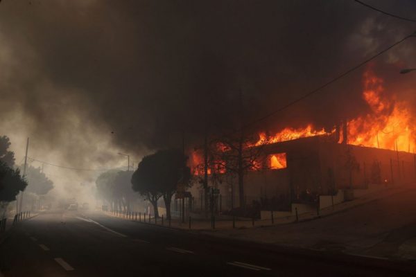 Νεκρή γυναίκα στο Πάτημα Χαλανδρίου – Eνεργές εστίες σε Πεντέλη και Μαραθώνα, καμένα σπίτια και επιχειρήσεις