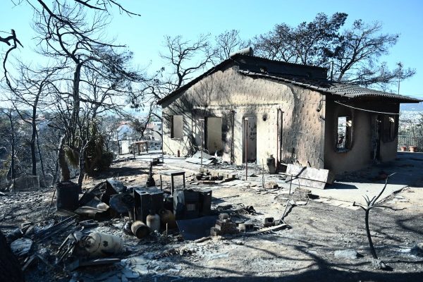 Φωτιά στην Αττική: Η ζοφερή πραγματικότητα της επόμενης ημέρας μετά τη φωτιά