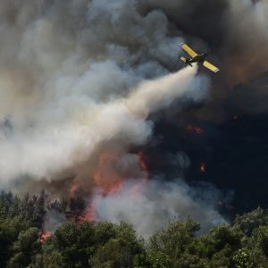 Φωτιά στην Αττική: Καίγονται σπίτια στην Αττική – Ανεξέλεγκτο το πύρινο μέτωπο