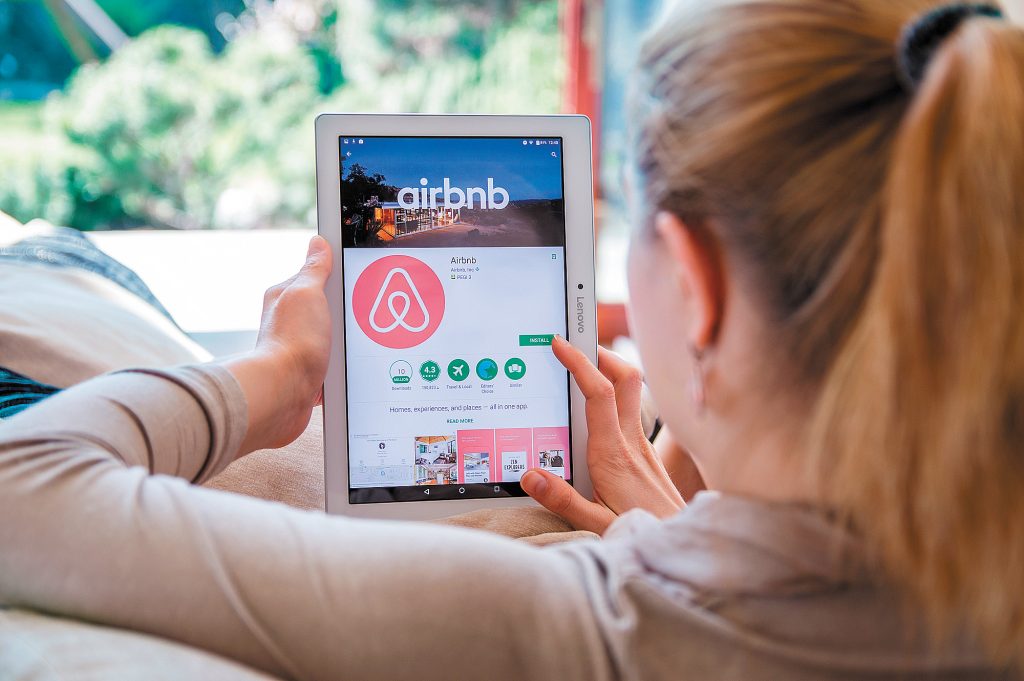 Airbnb: Αντίστροφη μέτρηση για «κλείδωμα» των εισοδημάτων του 2024