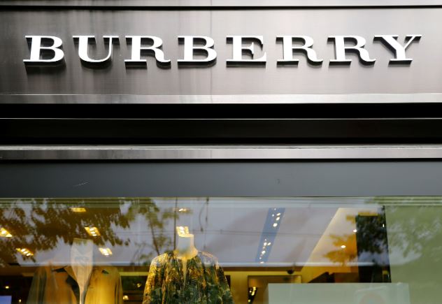 Burberry: Ο «νόμος» της υψηλής μόδας που παραβίασε και η «Νέμεσις»