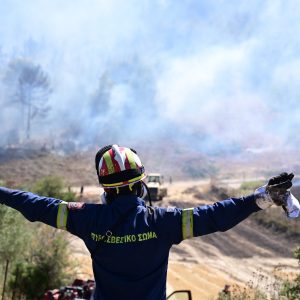 Φωτιά στην Αττική: Καίγονται σπίτια στην Αττική – Ανεξέλεγκτο το πύρινο μέτωπο