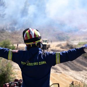 Φωτιά στην Αττική: Καίγονται σπίτια στην Αττική – Ανεξέλεγκτο το πύρινο μέτωπο