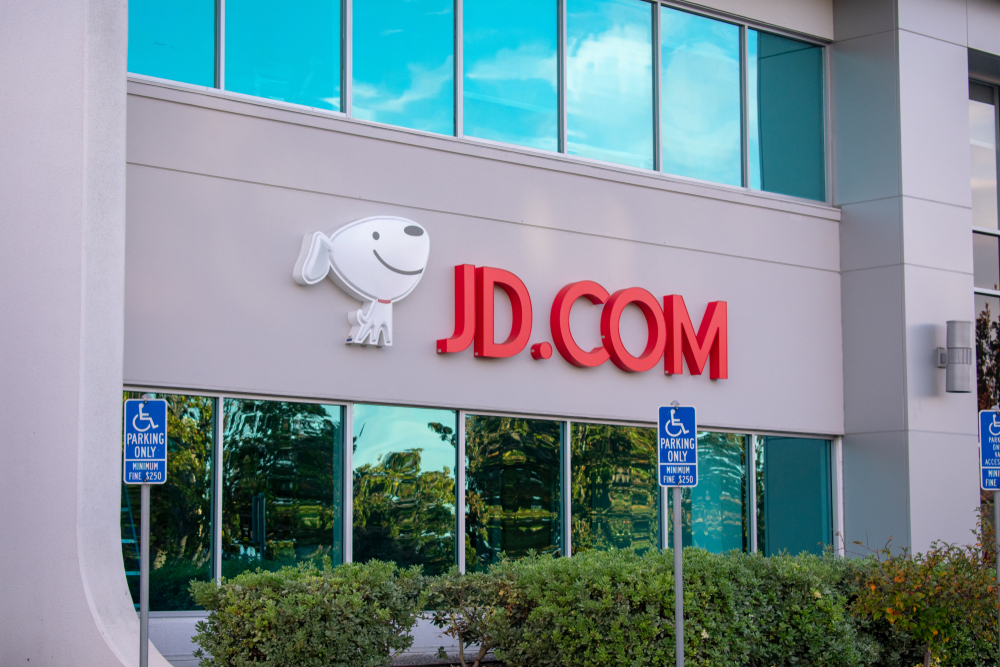 JD.com: Ποιος είναι ο CEO που παραιτήθηκε από την εταιρεία αλλά… συνεχίζει να διοικεί εξ αποστάσεως
