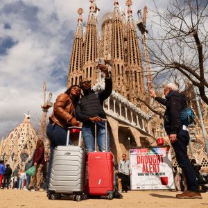 Υπερτουρισμός: Τα λάθη στον «πόλεμο» κατά των τουριστών – Τι προτείνει ο Economist