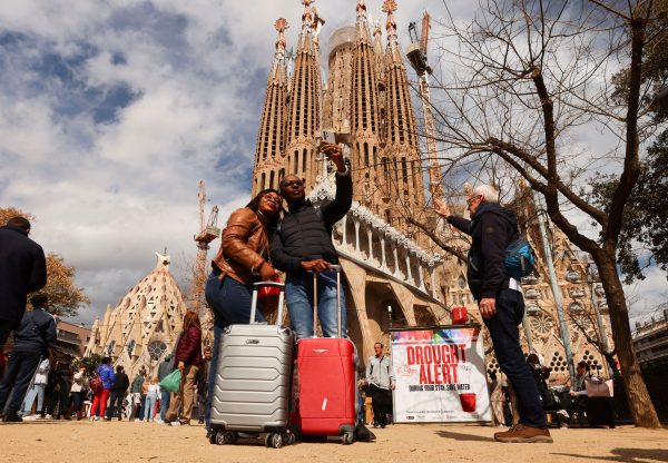 Υπερτουρισμός: Τα λάθη στον «πόλεμο» κατά των τουριστών – Τι προτείνει ο Economist
