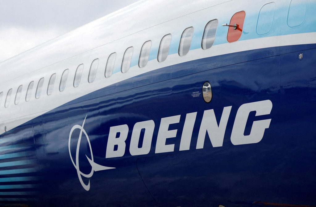 Boeing: Τμήμα αεροσκάφους «ξεκόλλησε» από αεροπλάνο της εν πτήσει