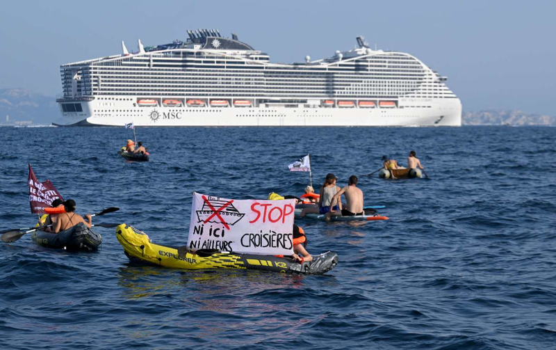 Ολλανδία: Ακτιβιστές εμπόδισαν κρουαζιερόπλοιο να φτάσει στο Άμστερνταμ